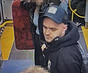 Znokautował pasażera w tramwaju i spokojnie usiadł obok. Policja szuka tego mężczyzny