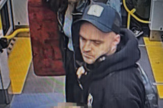 Znokautował pasażera w tramwaju i spokojnie usiadł obok. Policja szuka tego mężczyzny