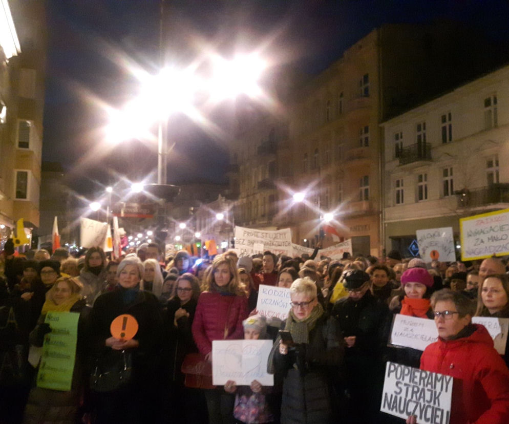 Łańcuch Światła z Wykrzyknikiem.Łódź