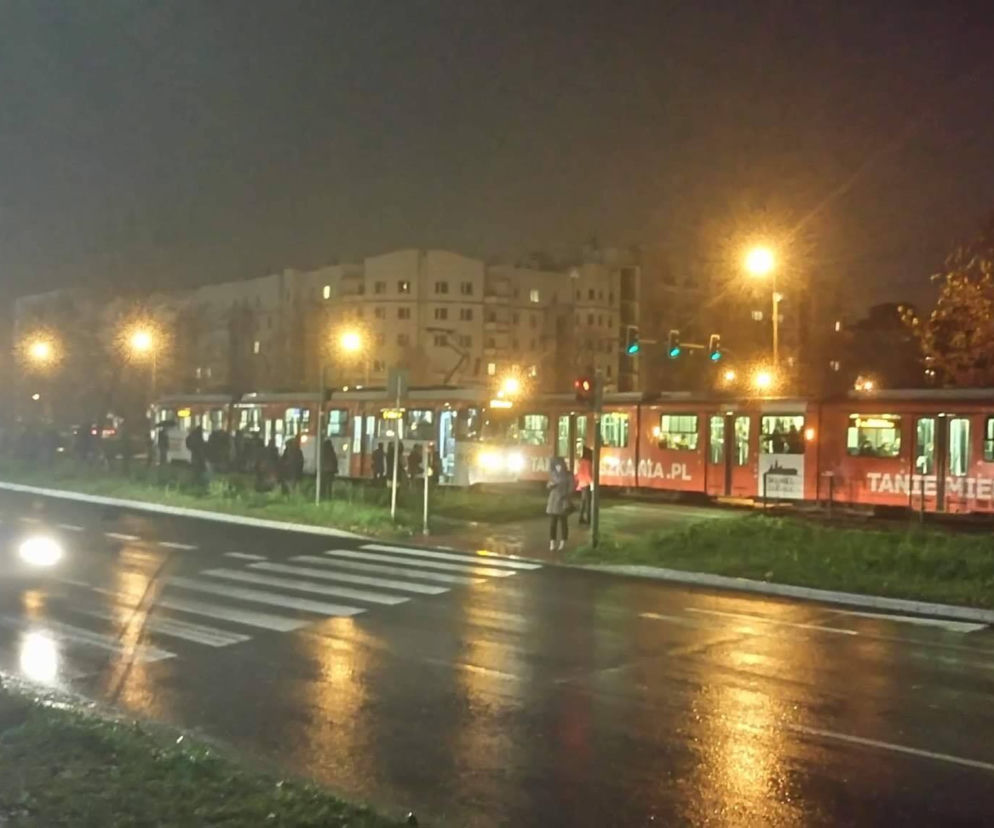 Kraków: Tramwaj linii 1 śmiertelnie potrącił pieszego na al. Pokoju