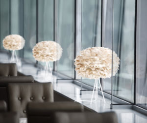 Lampa z abażurem z piór do wnętrz minimalistycznych