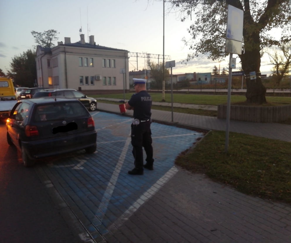 Spowodował kolizję i uciekł! Potem zaparkował na miejscu… dla niepełnosprawnych! Miał 3 promile!
