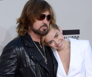 Ojciec Miley Cyrus zachwycony wybrykami córki