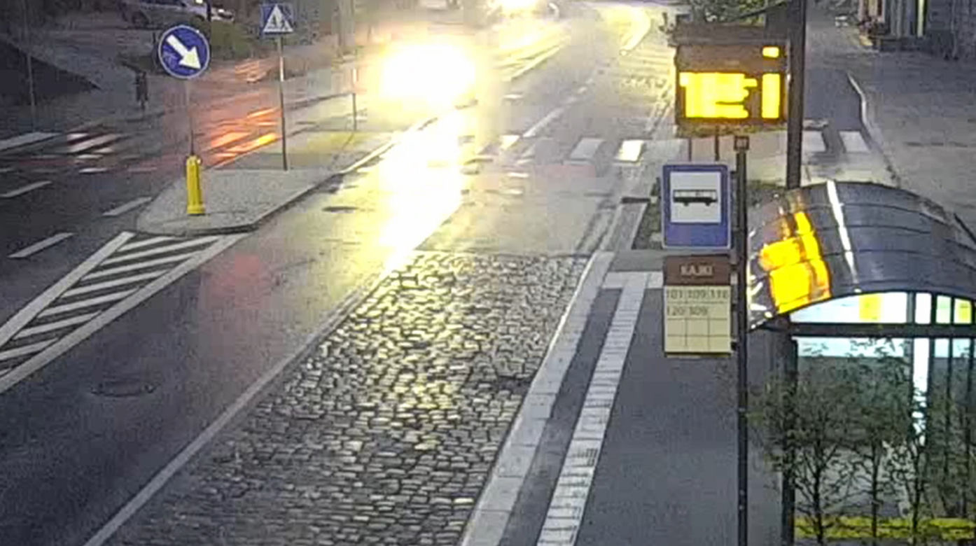 Szalony rajd ulicami Olsztyna! 30-latek huknął w autobus, a później rozbił przed komendą policji [ZDJĘCIA]