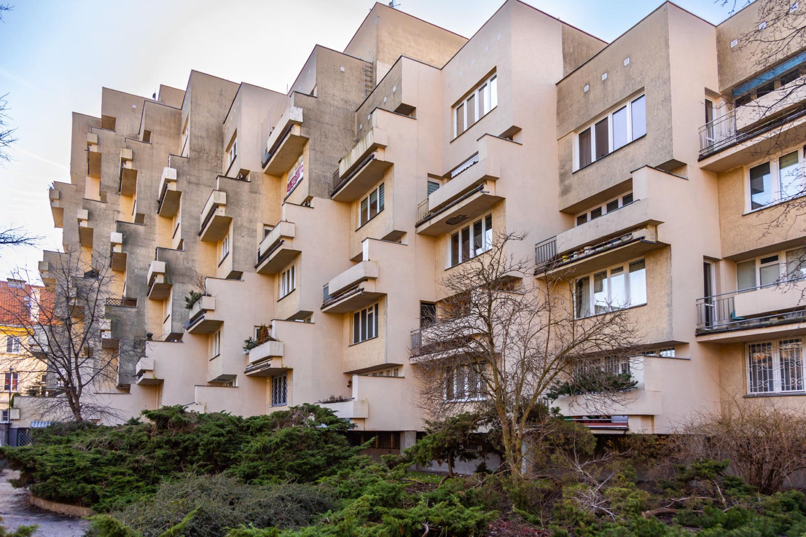 Blok PRL na ul. Koziej 9 - zobacz budynek, który z zmienia się wraz z punktem widzenia