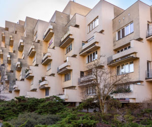 Blok PRL na ul. Koziej 9 - zobacz budynek, który z zmienia się wraz z punktem widzenia