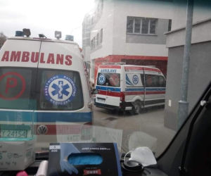 Tak wygląda kolejka karetek pod szpitalem w Zabrzu. Te zdjęcia budzą grozę wśród mieszkańców [GALERIA]