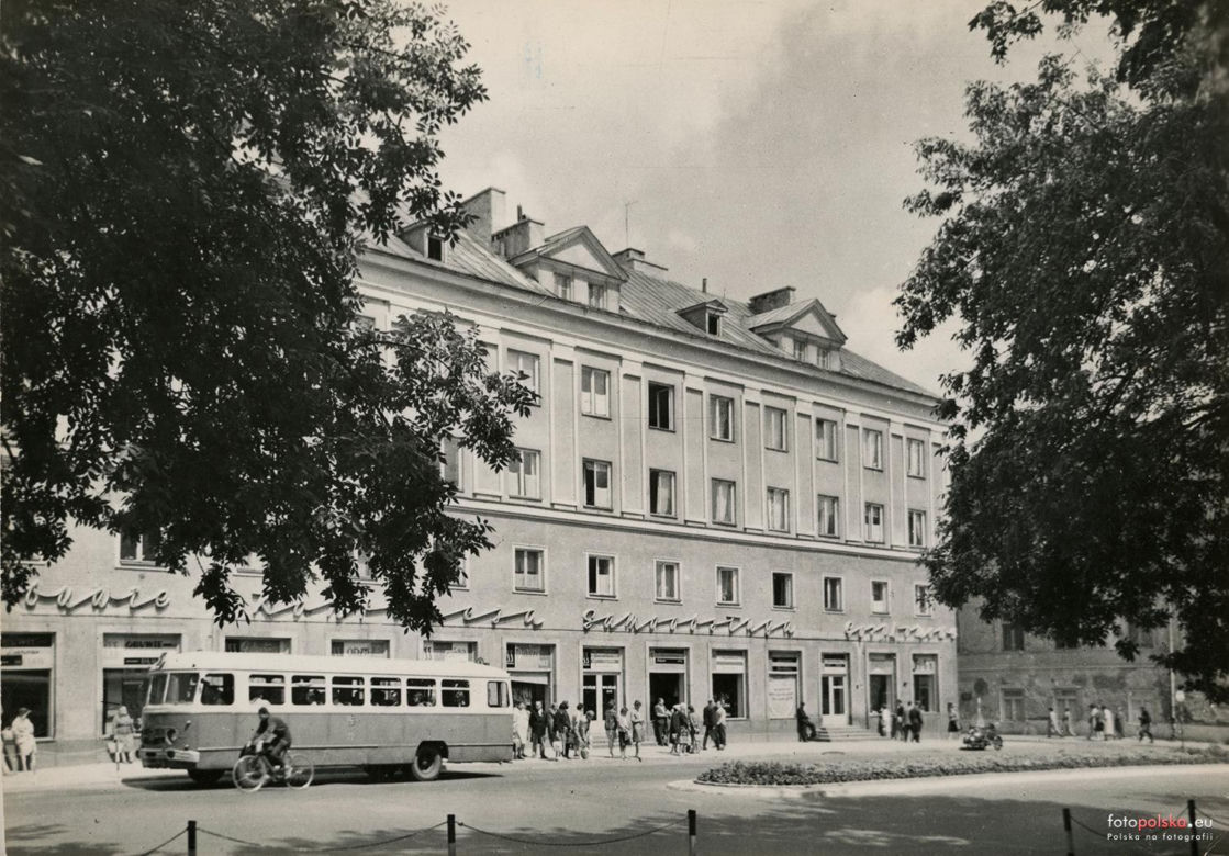Plac Wolności i jego okolice 100 lat temu oraz w 2024 roku