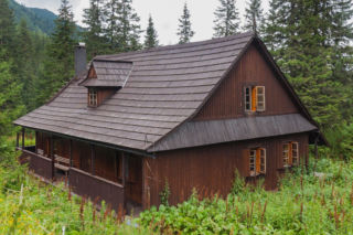 To jedna z najpiękniejszych wsi w Małopolsce. Jest ozdobą Tatr, a jej historia wiąże się z Neapolem