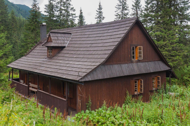 To jedna z najpiękniejszych wsi w Małopolsce. Jest ozdobą Tatr, a jej historia wiąże się z Neapolem