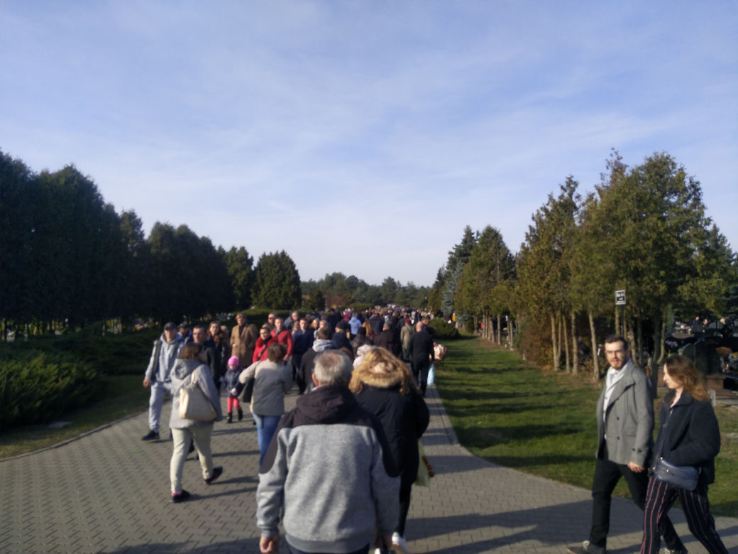Wszystkich Świętych 2019. Radomianie tłumnie odwiedzili cmentarze [ZDJĘCIA]