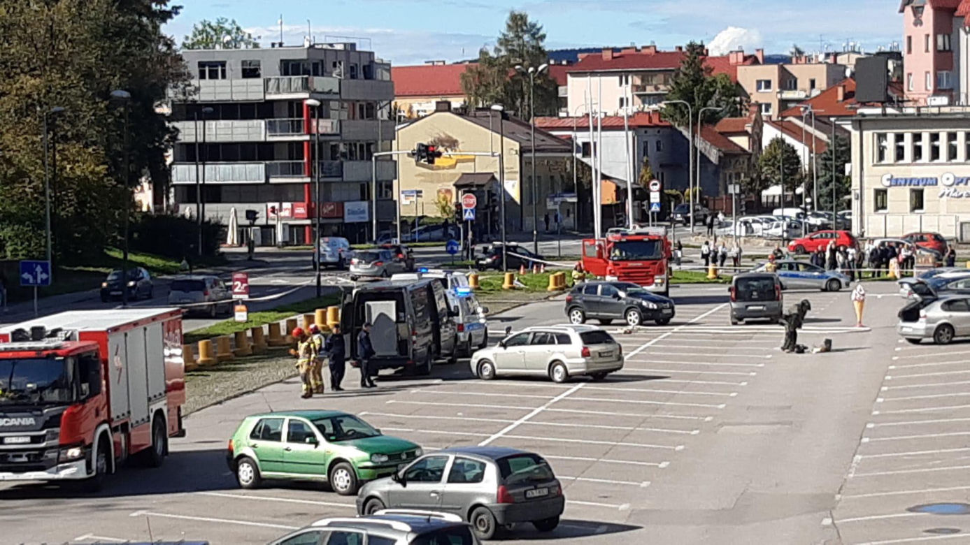 Zaczęła rozpakowywać paczkę i doznała szoku! Pod galerią zaroił się od policji