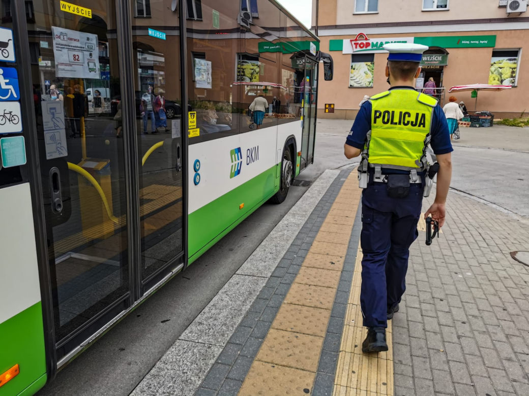 Białystok. Policjanci sprawdzają, czy pasażerowie BKM noszą maseczki. Za jej brak jest 500 zł mandatu [ZDJĘCIA]