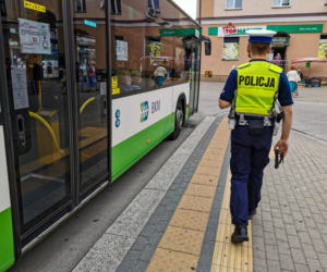 Białystok. Policjanci sprawdzają, czy pasażerowie BKM noszą maseczki. Za jej brak jest 500 zł mandatu [ZDJĘCIA]