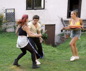 Barwy szczęścia, odcinek 1993. Mia (Maria Ruddick), Justin (Jasper Sołtysiewicz), Oliwka (Wiktoria Gąsiewska)