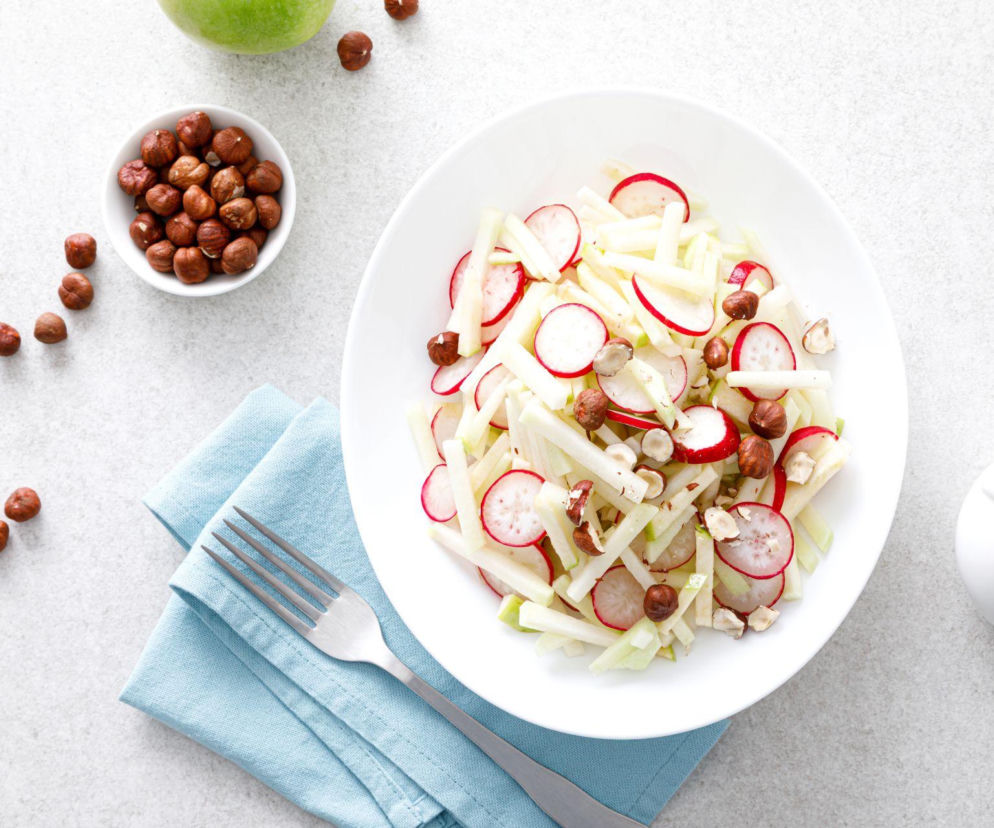 Surówka z rzodkiewki i jabłka z prażonymi orzechami – chrupiąca, świeża i uzależniająca od pierwszego kęsa