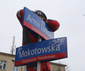 Dekomunizacja Warszawy. Zdejmowanie tablicy z Aleją Lecha Kaczyńskiego, zakładanie na powrót Armii Ludowej.