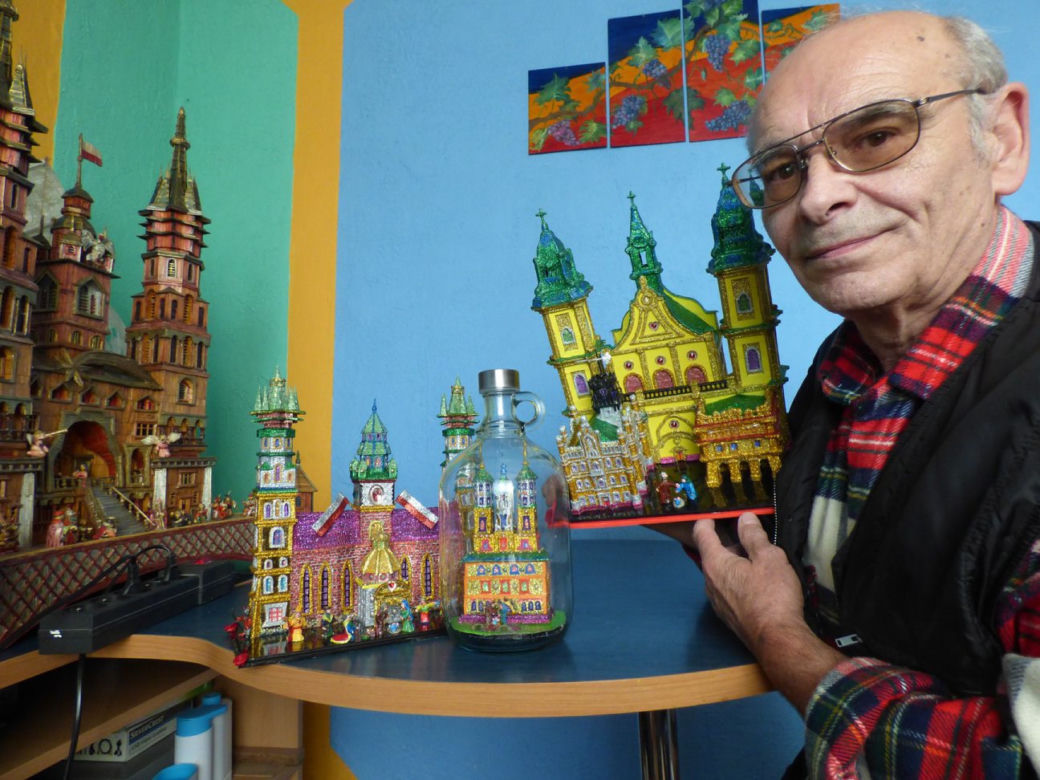 Miniatury szopek krakowskich zamyka w butelce