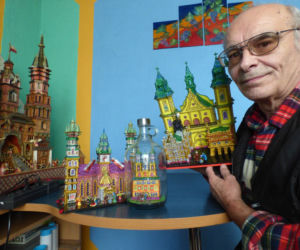 Miniatury szopek krakowskich zamyka w butelce