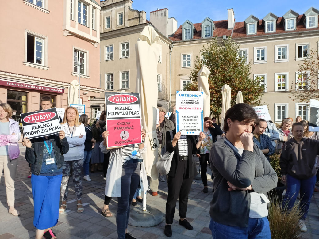 Pikieta urzędników poznańskich na Placu Kolegiackim
