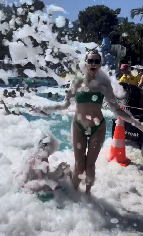 Dorota Gardias wije się w pianie, ubrana w skąpe bikini