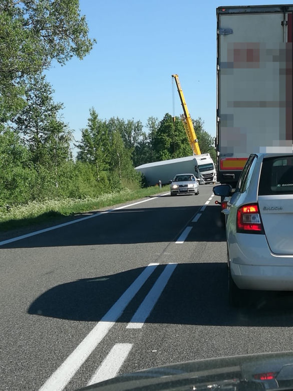 Popiołówka. TIR zablokował pas ruchu na DK 8. W naczepie było 19 ton piwa [ZDJĘCIA]