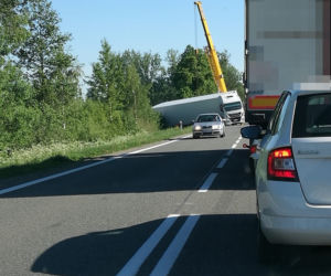 Popiołówka. TIR zablokował pas ruchu na DK 8. W naczepie było 19 ton piwa [ZDJĘCIA]