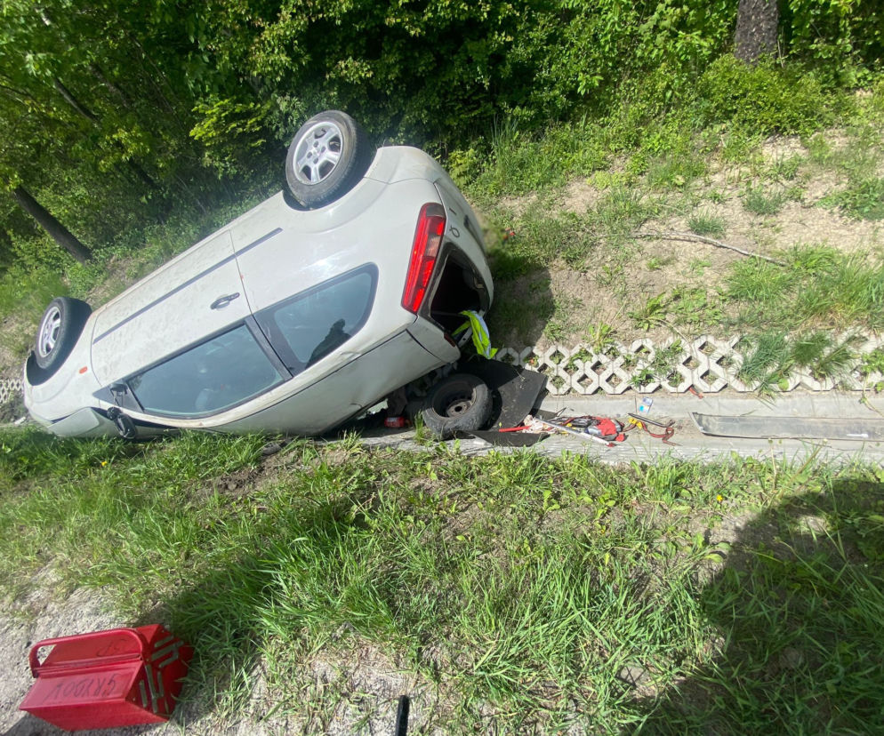 Ford zderzył się z mercedesem i dachował w rowie. Kraksa na Sądecczyźnie