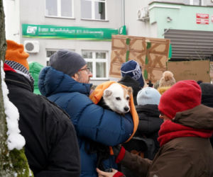 Schronisko dla psów w Sobolewie zamknięte. Jeszcze w sobotę, 24 stycznia, protestowali pod nim mieszkańcy [ZDJĘCIA].
