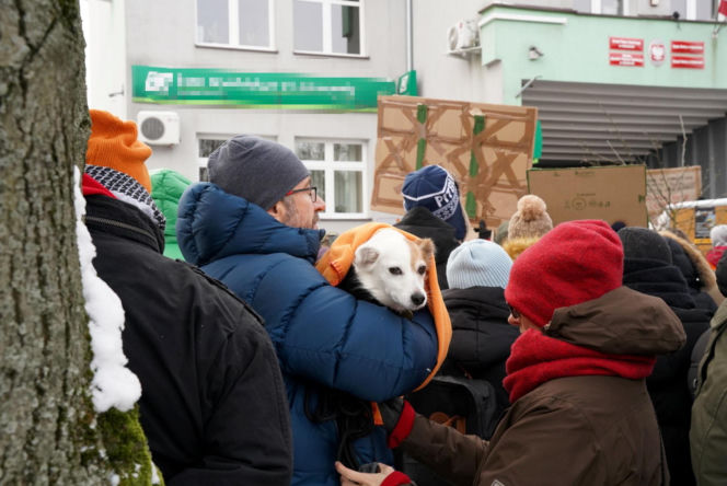 Schronisko dla psów w Sobolewie zamknięte. Jeszcze w sobotę, 24 stycznia, protestowali pod nim mieszkańcy [ZDJĘCIA].