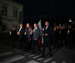 Marsz milczenia w Jarosławiu po ataku na księdza. Mieszkańcy w żałobie