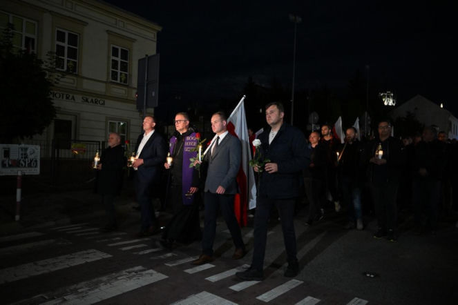Marsz milczenia w Jarosławiu po ataku na księdza. Mieszkańcy w żałobie