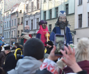 Orszak Trzech Króli 2026 w Toruniu. Zdjęcia z samego serca starówki