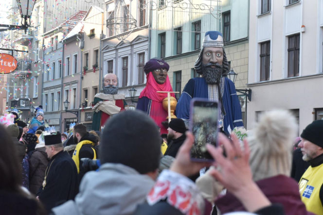 Orszak Trzech Króli 2026 w Toruniu. Zdjęcia z samego serca starówki