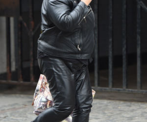 Powabna Dorota Wellman w obcisłej skórze pędzi na zakupy. PAPARAZZI 