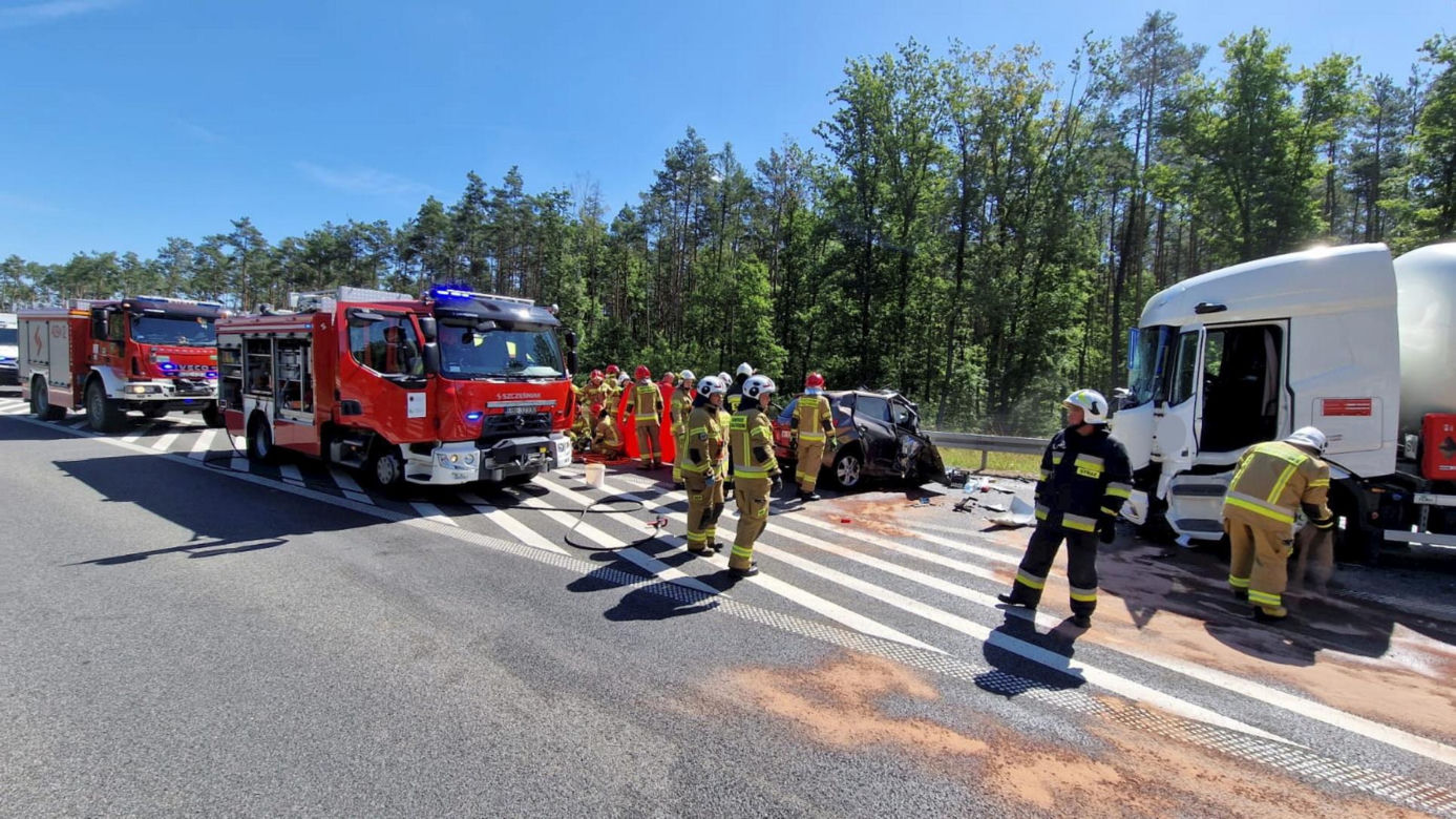 Bełchatów. Śmiertelny wypadek na DK 74. 20-latek wjechał pod cysternę [ZDJĘCIA]. 