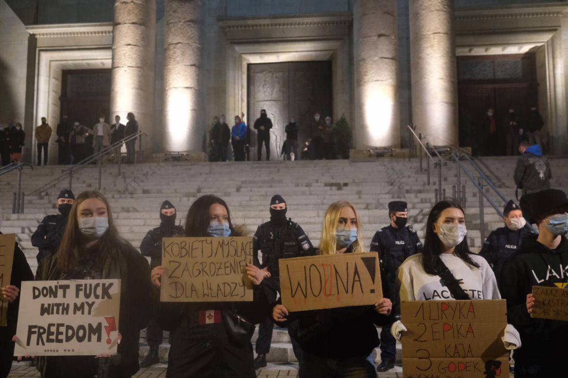 Strajk kobiet w Katowicach. Policja użyła gazu. Są zatrzymania [ZDJĘCIA]