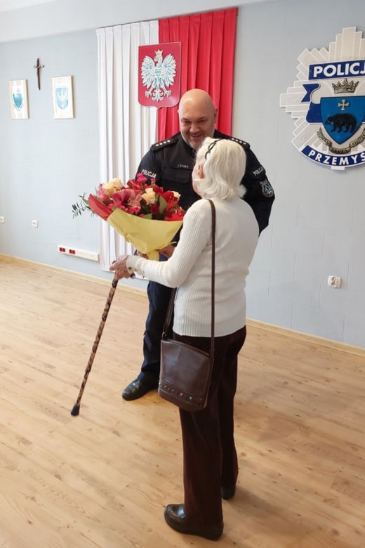 Policja podziękowała bohaterskiej 91-latce, która udaremniła napad na bank