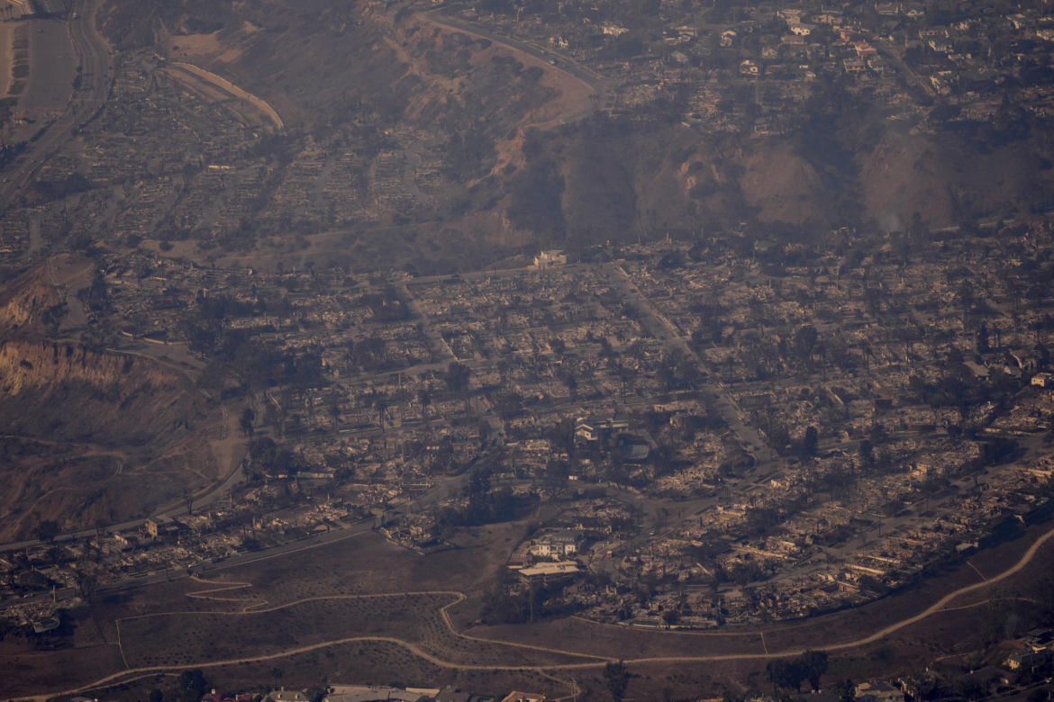 Wstrząsające zdjęcia z Los Angeles. Połacie spalonych domów