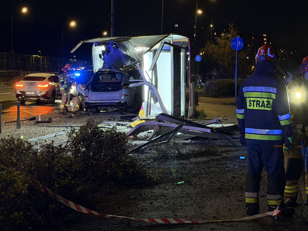 W BMW staranował przystanek. Wcześniej stracił prawo jazdy