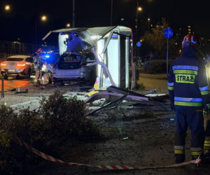 W BMW staranował przystanek. Wcześniej stracił prawo jazdy