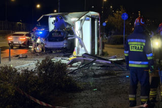 W BMW staranował przystanek. Wcześniej stracił prawo jazdy
