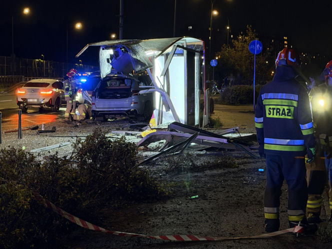 W BMW staranował przystanek. Wcześniej stracił prawo jazdy