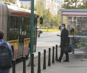 Wiedział o której przyjedzie autobus, więc długo nie czekał 