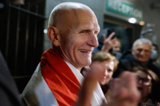 Szokująca decyzja Łukaszenki! Laureat Pokojowej Nagrody Nobla wypuszczony z więzienia. Kim jest Aleś Bialacki?