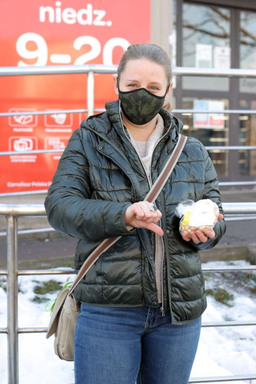 Sprzedali jej orzechy z robakami 