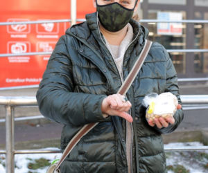 Sprzedali jej orzechy z robakami 