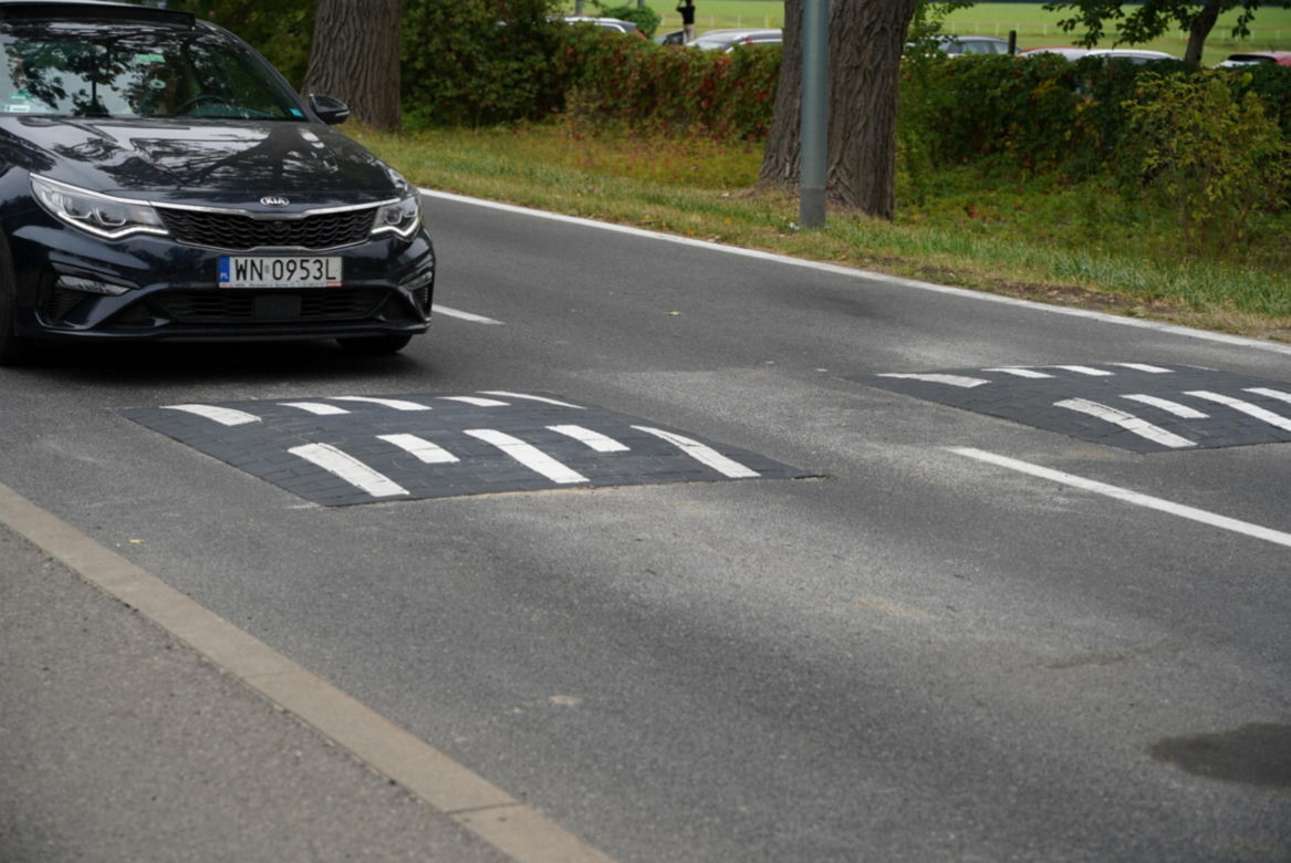 Drogowcy montują progi zwalniające na ul. Vogla. Rok temu rozpędzone BMW z trzema mężczyznami wbiło się tu w drzewo i spłonęło