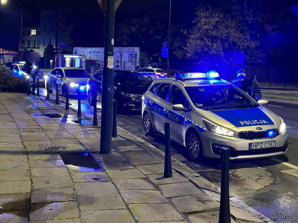 Nocny pościg ulicami Warszawy. Ranny policjant, w akcji pies tropiący