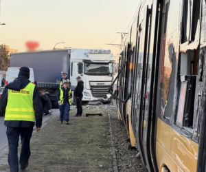 Zderzenie ciężarówki z tramwajem i potrącenie na torowisku; utrudnienia w kursowaniu tramwajów